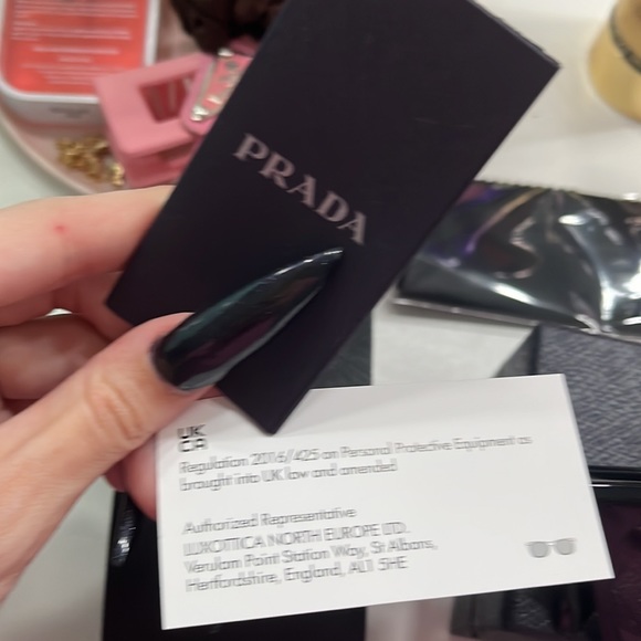 Prada sunglasses never used brand new black comes with authenticity and case - Picture 3 of 3